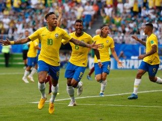 Brazílčan Neymar (v popredí) sa raduje zo svojho gólu.