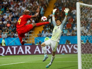 Belgičan Vincent Kompany pred japonským brankárom.