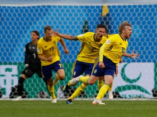Švédi vyradili Švajčiarov, rozhodca v závere odvolal pokutový kop