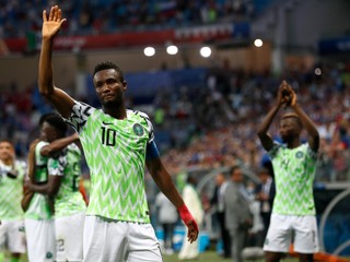 Kapitánovi Nigérie pred zápasom proti Argentíne uniesli otca. Musel mlčať
