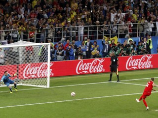 Eric Dier premieňa rozhodujúcu penaltu.