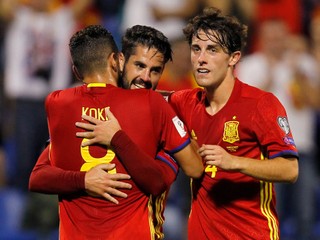 Álvaro Odriozola (vpravo) bol súčasťou španielskej reprezentácie na prebiehajúcich MS v Rusku.