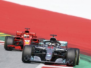 Lewis Hamilton v súboji so Sebastianom Vettelom, ilustračná snímka.