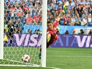 Uruguajský brankár Fernando Muslera inkasuje úvodný gól zápasu.