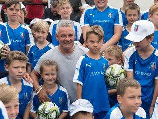 Roberto Baggio obklopený deťmi z akadémie.