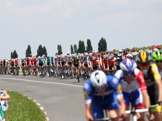 Pelotón počas prvej etapy na Tour de France 2018.