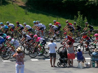 Cyklisti počas 2. etapy na Tour de France 2018.