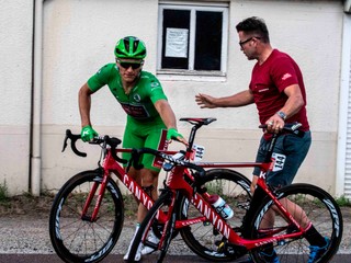 Nemecký cyklista Marcel Kittel počas výmeny bicykla v 2. etape na Tour de France 2018.