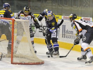 Na snímke z roku 2013 bojuje Erik Nitriansky (v strede pri puku) ešte ako hráč Martina.