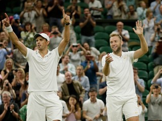 Mike Bryan (vľavo) a Jack Sock vyhral štvorhru na Wimbledone 2018.
