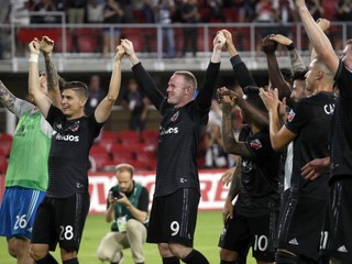 Wayne Rooney (v strede).