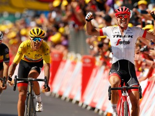 John Degenkolb sa teší z víťazstva v 9. etape Tour de france pred Gregom van Avermaetom.