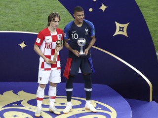 Luka Modrič (vľavo) a Kylian Mbappé.