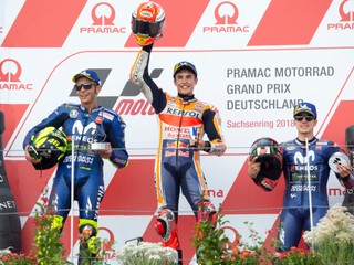 Marc Marquez (v strede).