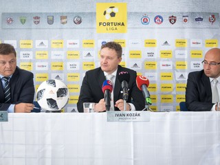 Zľava generálny riaditeľ spoločnosti Fortuna SK Ľudovít Vyskoč, prezident ÚLK Ivan Kozák a výkonný riaditeľ ÚLK Michal Mertinyák.