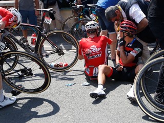 Jens Keukeleire (uprostred) počas pádu na Tour de France 2018.