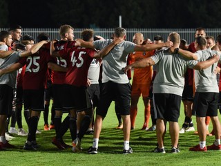 Radosť hráčov a členov realizačného tímu Trnavy po postupe do 2. predkola Ligy majstrov.
