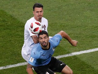 Na snímke z MS vo futbale 2018 José Fonte (vzadu) bojuje o loptu s Luisom Suárezom.
