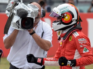Sebastian Vettel sa teší po kvalifikačnom víťazstve.