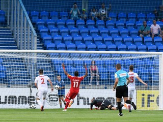 Futbalisti Spartaka Trnava si dávajú vlastný gól.