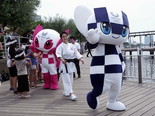 Maskotom olympiády v Tokiu sú futuristické postavičky
