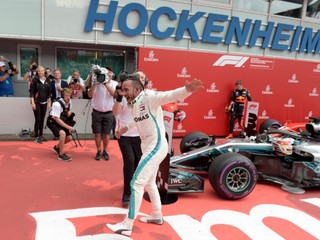 Hamilton sa stal víťazom Veľkej ceny Nemecka, Vettel havaroval