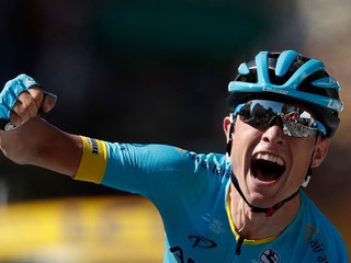 Magnus Cort Nielsen oslavuje víťazstvo v 15. etape Tour de France 2018.