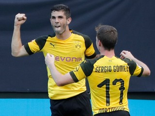 Christian Pulisic (vľavo) rozhodol o triumfe Dortmundu.