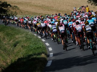 Pelotón na trase 16. etapy Tour de France 2018.