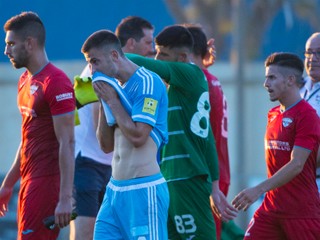 Sklamaný slovanista Adraž Šporar (v modrom), vzadu radujúci sa hráči FC Balzan.