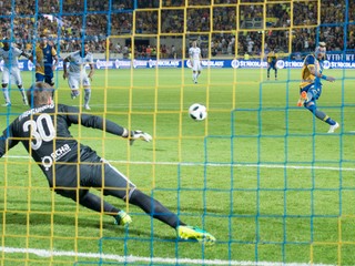 Erik Pačinda strieľa jediný gól Dunajskej Stredy v zápase proti Minsku.