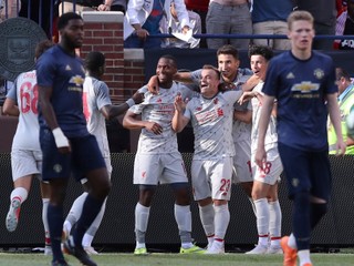 Liverpool oslavuje triumf nad Manchestrom United.