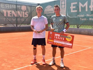 Zľava porazený finalista Tomáš Jiroušek (Česko) a víťaz Alex Molčan (Slovensko) pózujú po skončení finálového zápasu dvojhry mužov na turnaji ITF Empire Futures v Trnave.