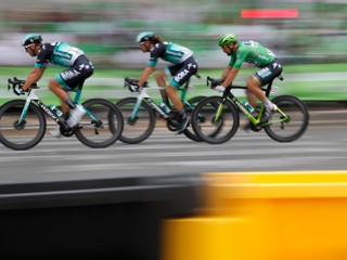 Slovenský cyklista Peter Sagan (na snímke posledný) získal šiesty zelený dres.