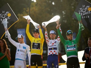 Na snímke víťazi v jednotlivých súťažiach - v žltom drese celkový víťaz Brit Geraint Thomas zo stajne Sky (tretí zľava), v bodkovanom drese najlepší vrchár Francúz Julian Alaphilippe (tretí sprava), v zelenom drese najlepší šprintér Slovák Peter Sagan (druhý vpravo) a v bielom drese najlepší pretekár do 25 rokov Francúz Pierre Roger Latour (druhý zľava) pózujú na pódiu po skončení 105. ročníka prestížnych cyklistických pretekov Tour de France v Paríži.