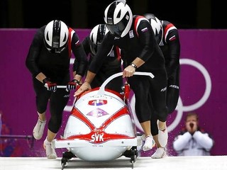 Bobrovčan (celkom vľavo) roztláčal boby na jednom krídle na olympijských hrách v Soči.