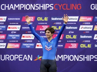 Talianska dráhová cyklistka Maria G. Confalonieriová oslavuje víťazstvo v bodovačke žien na dráhových majstrovstvách Európy v Glasgowe.