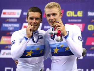 Belgičania Robbe Ghys a Kenny De Ketele triumfovali v madisone mužov.