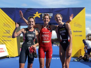 Preteky vyhrala Nicola Spirigová (uprostred). Striebro získala Britka Jess Learmonthová (vľavo), bronz Francúzka Cassandre Beaugrandová.