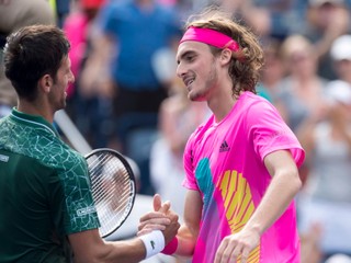 Stefan Tsitsipas sa zdraví s Novakom Djokovičom po víťaznom súboji v Toronte.