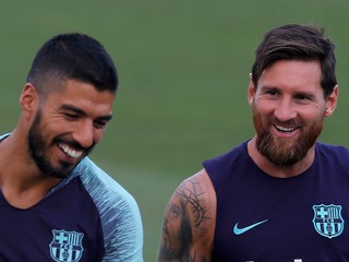 Lionel Messi (vpravo) počas tréningu žartuje so spoluhráčom Luisom Suárezom.