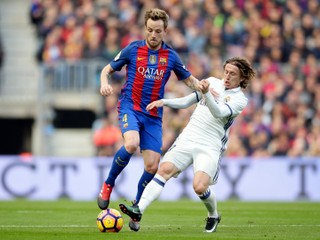 Luka Modrič (vpravo) by si mohol dres Realu Madrid obliekať aj naďalej.