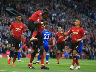 Futbalisti United oslavujú úvodný gól Paula Pogbu z penalty.