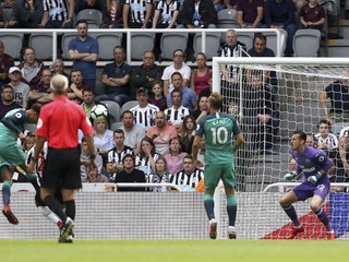 Hosťujúci Dele Alli prekonáva Martina Dúbravku a dáva na 2:1 pre Tottenham.