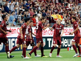 Andrés Iniesta (druhý sprava s číslom dresu 8).