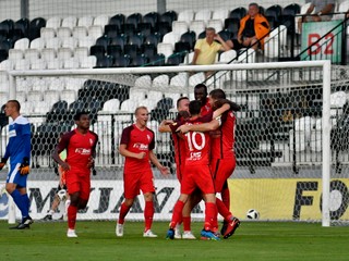 Futbalisti Serede sa radujú po jednom z gólov.