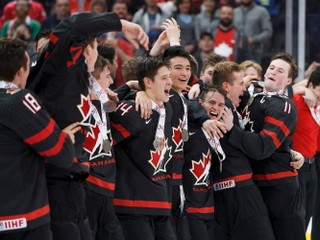 Mladí Kanaďania oslavujú triumf na turnaji Hlinka Gretzky Cup.