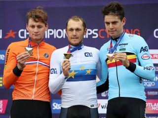 taliansky cyklista Matteo Trentin (uprostred) pózuje so zlatou medailou. Druhý skončil Mathieu van der Poel (vľavo) z Holandska a tretí Wout van Aert (vpravo) z Belgicka. 