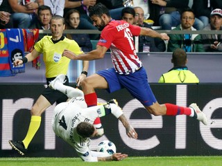 Hráč Atlética Diego Costa kopol do hlavy Sergia Ramosa počas zápasu.