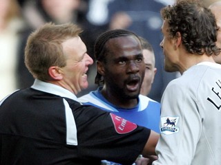 Henri Camara ešte ako hráč Wiganu v rotržke s Jensom Lehmannom.